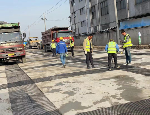 元阳老材料的新故事：玻璃纤维土工格栅如何在‘白改黑’浪潮中重获新生？